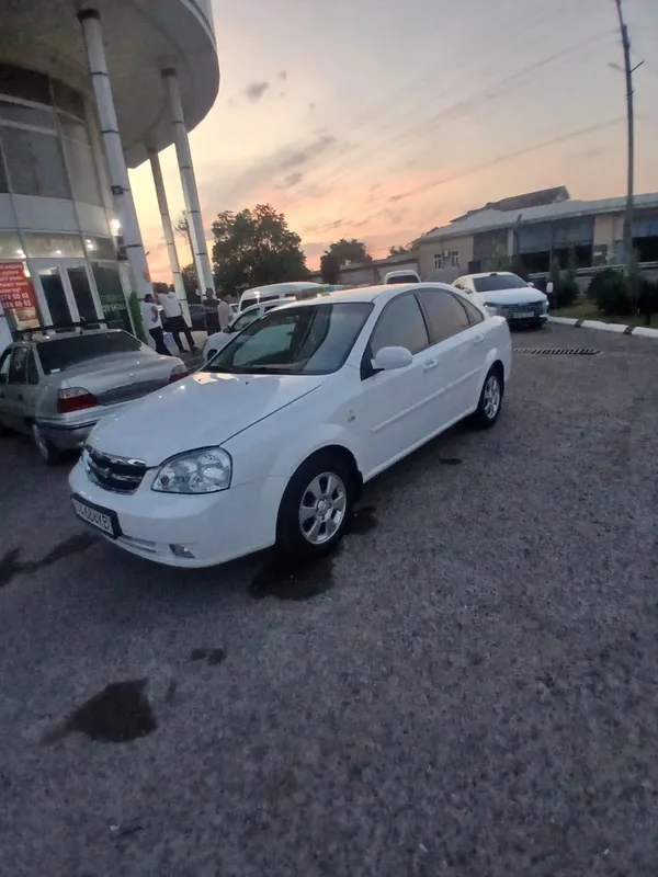 Lacetti 1.8 sotiladi.Yili 2010.Mexanika probegi 350.000xolati ideal 3