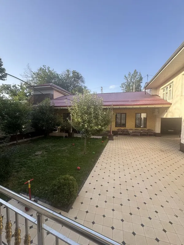 Uy sotiladi yolni yuzida 4,60 sotik 10 ta xona 3 ta sanuzel 1 ta kuxny 6