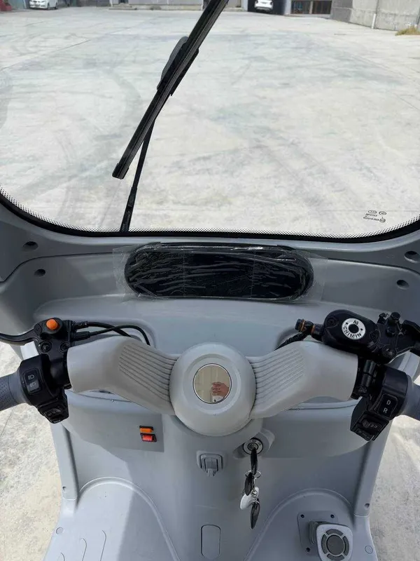 yopiq kabinali uch g‘ildirakli elektr Skuter 3