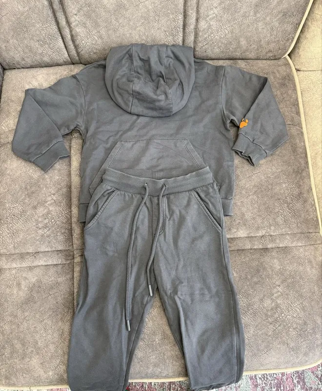 Спортивный костюм подходит и для девочки и для мальчика — фото 1