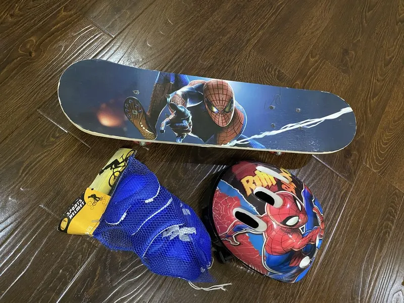 Детский скейтборд комплектом с защитой и шлемом Spider-Man