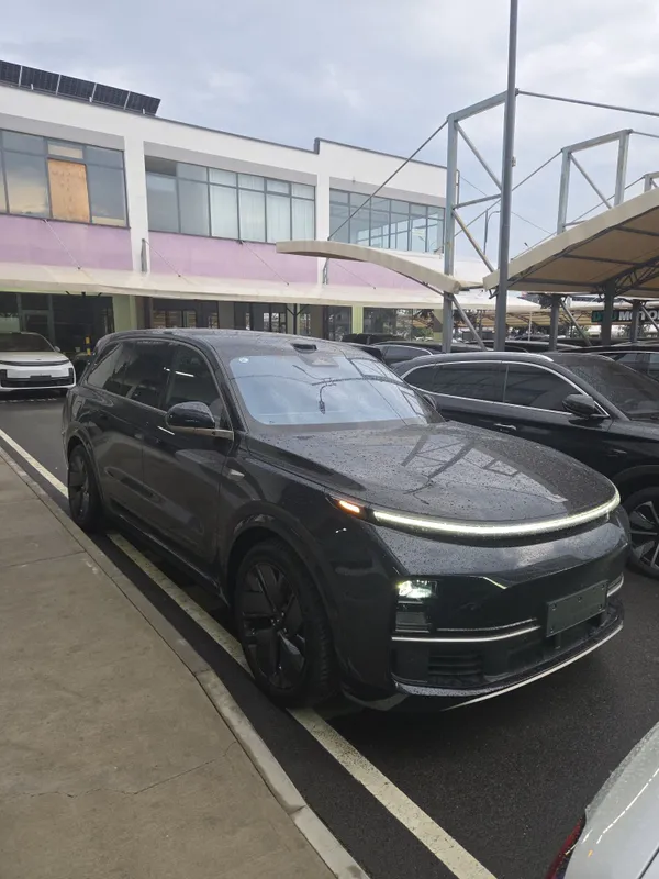 ** Lixiang Li9 Restyling ultra 2025. Qoraga qora
