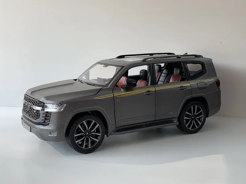 Modelka Toyota Land Cruiser 300 GR Sport 1:24 3