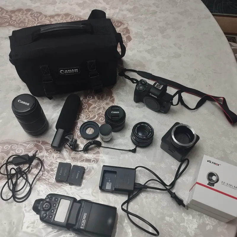 Canon M50 сотилади. Жуда куп аксессуарлар билан. Барчасини холати аъло