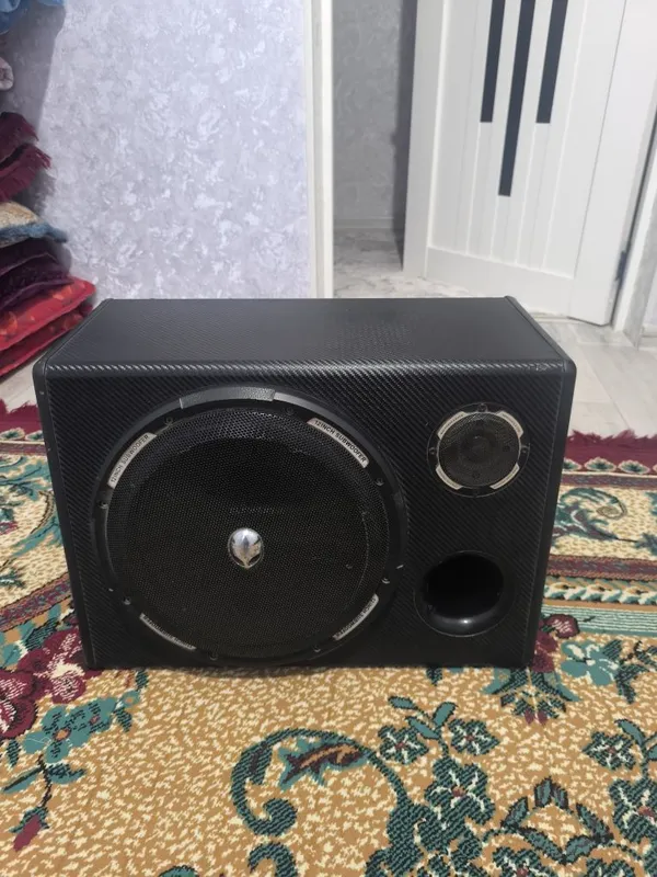 Subwoofer sotiladi. Zavodskoy. Chiqarishi zor. Bass yumshoq.