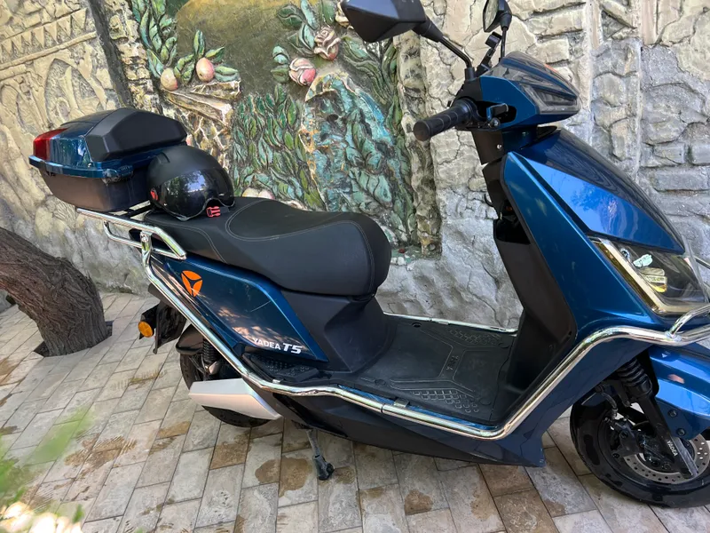 YADEA T5 skuteri sotiladi bonuslari bilan !