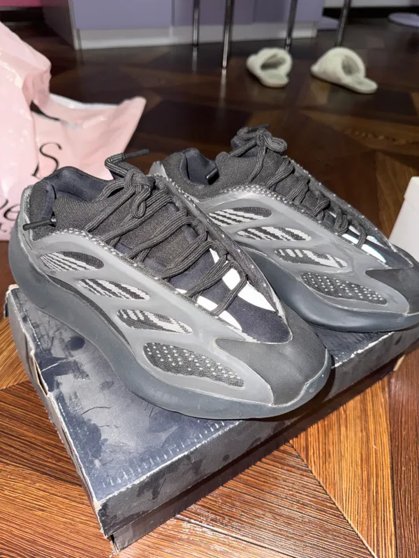 Qora ADIDAS krossovkalari Qora ADIDAS krossovkalari