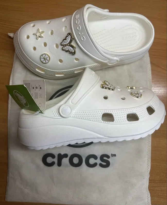 Продаются новые женские Crocs 4 Продаются новые женские Crocs 4