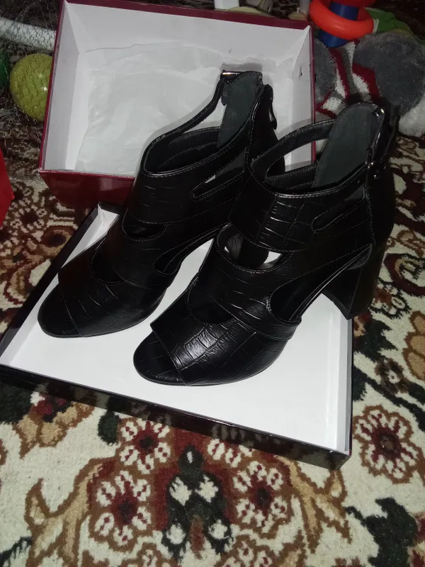 Ayollar Oyoq Kiyimi (faqat bir marta kiyilgan) R40 2 Ayollar Oyoq Kiyimi (faqat bir marta kiyilgan) R40 2