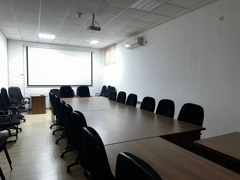 Срочно продается евроздание , 1235 кв.м вдоль главной дороги.
