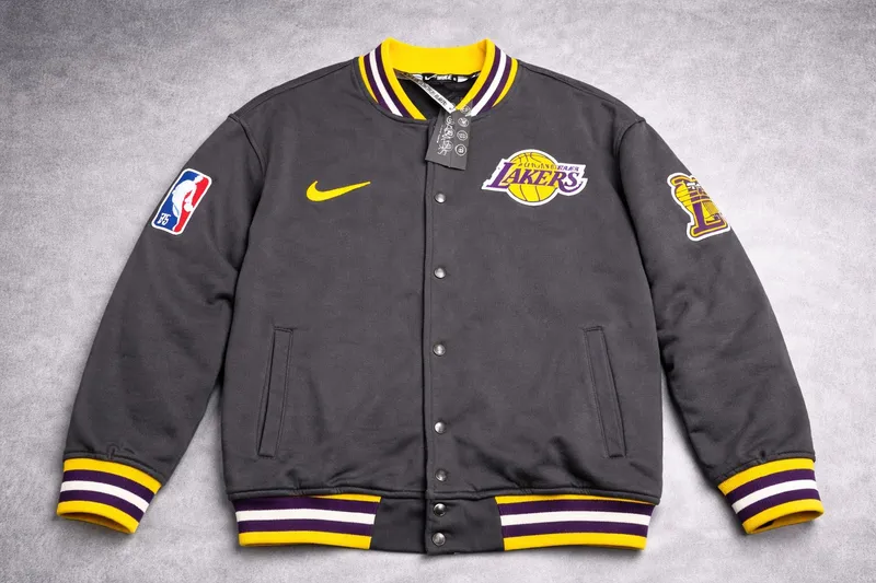 Lakers bomber kurtkasi, o‘lcham XL 1 Lakers bomber kurtkasi, o‘lcham XL 1