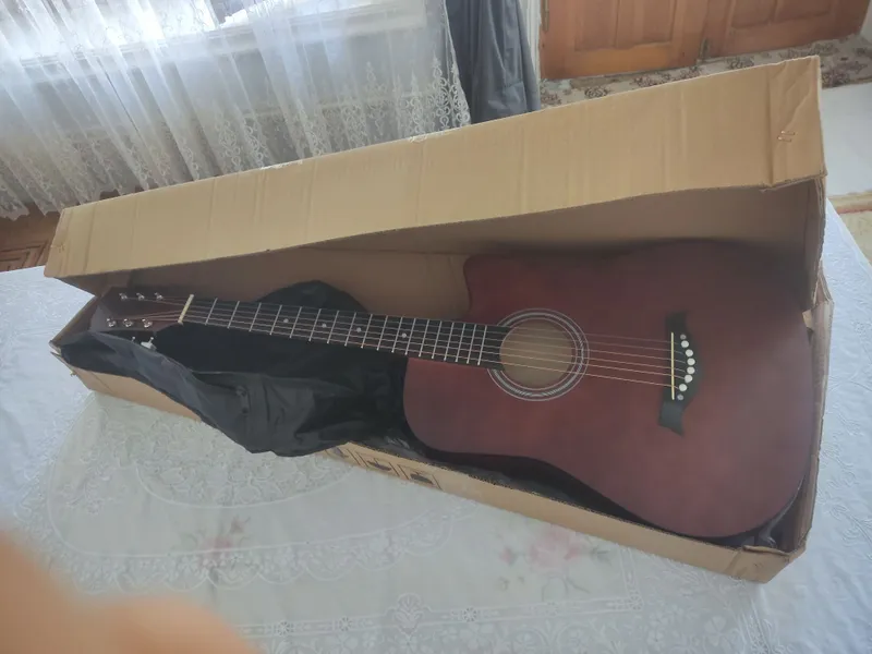 Clasic gitara yangi 2 3 marta ishlatilgan holos xolati chotki 1 Clasic gitara yangi 2 3 marta ishlatilgan holos xolati chotki 1