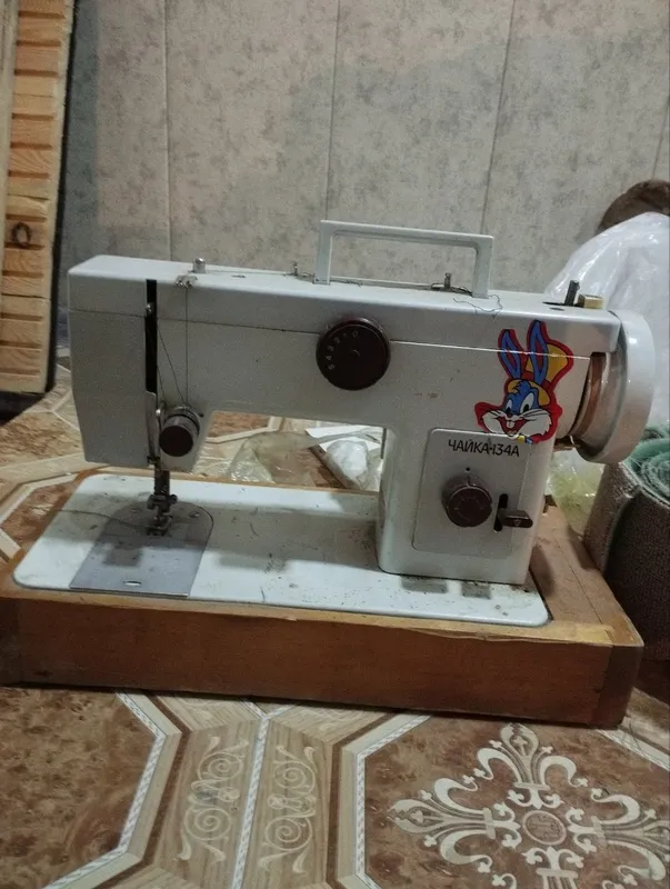 подаётся швейная машинка подаётся швейная машинка