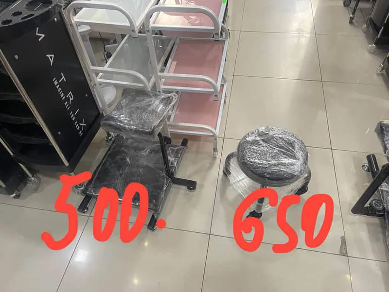 Pedikyurniy podstavka va taburetkasi Sotiladi