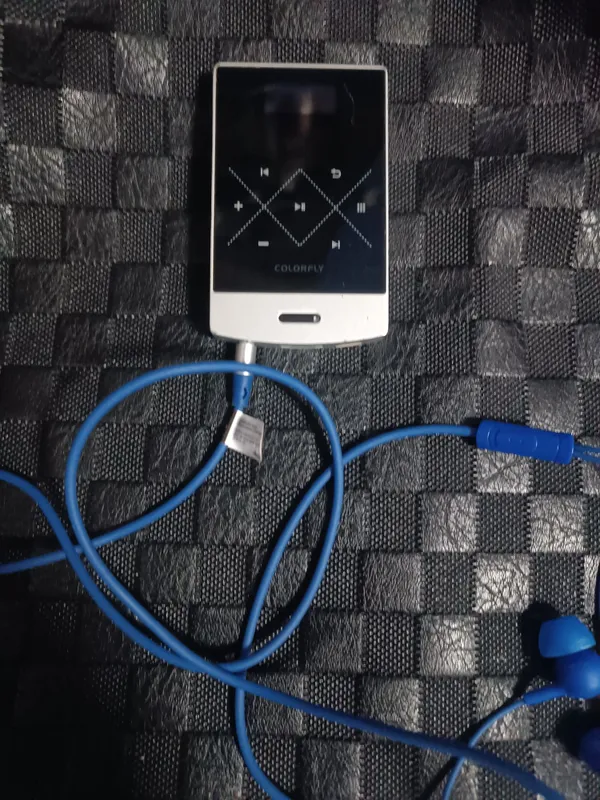 Assalom alekum Mp3 Player Sotiladi 8Gb Colorfly C3