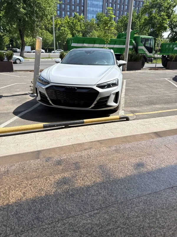 Audi E trone GT продается