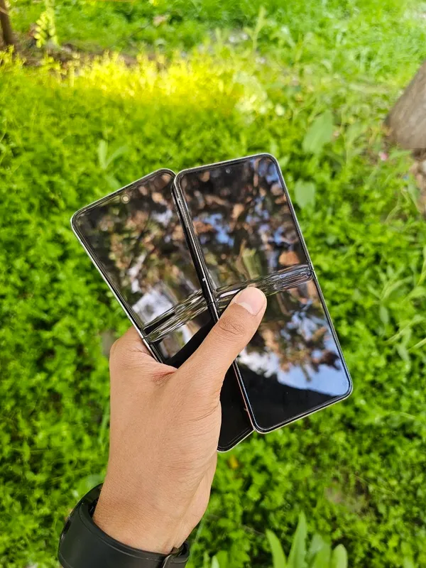 Samsung Galaxy Z Flip 5 (5G) 2 Samsung Galaxy Z Flip 5 (5G) 2