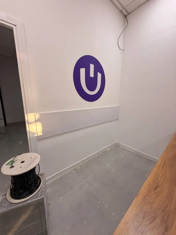 Изготовление и установка мебели по брендбуку Uzum Market 5 Изготовление и установка мебели по брендбуку Uzum Market 5