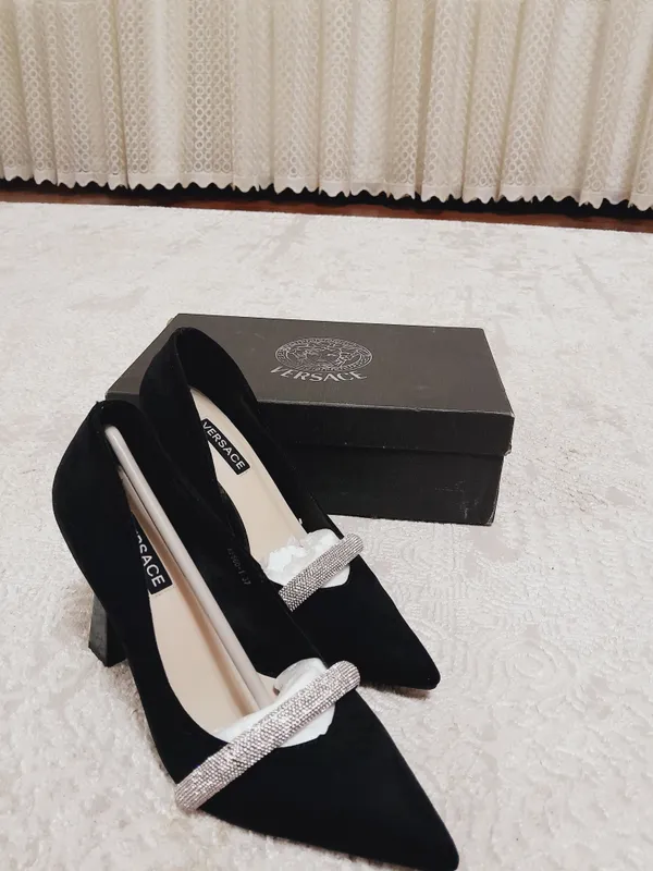 Versace tufli yengi rasa udopniy turadi oyogilada