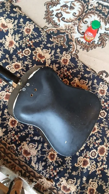 gitara sotiladi. 3 gitara sotiladi. 3