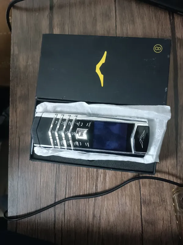 Продаётся кнопочный телефон VERTU signature