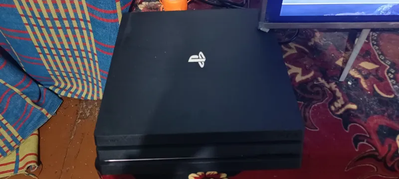Продаю PS4 PRO есть игры — фото 1