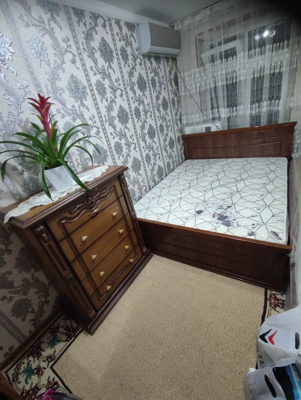Продаётся спальный гарнитур: кровать + комод