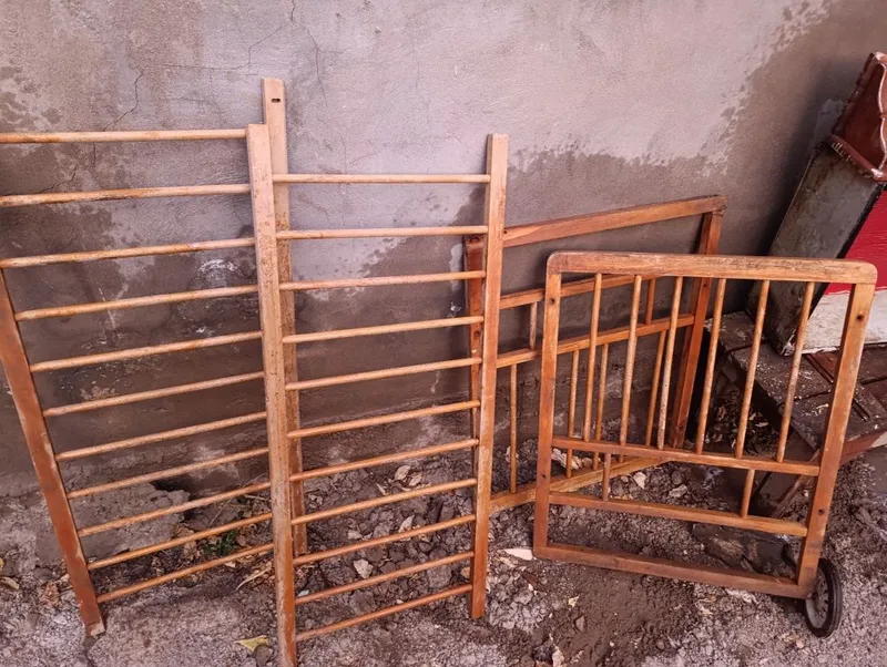 Продам деревянные лесенки,запчасти от детской кроватки — фото 1