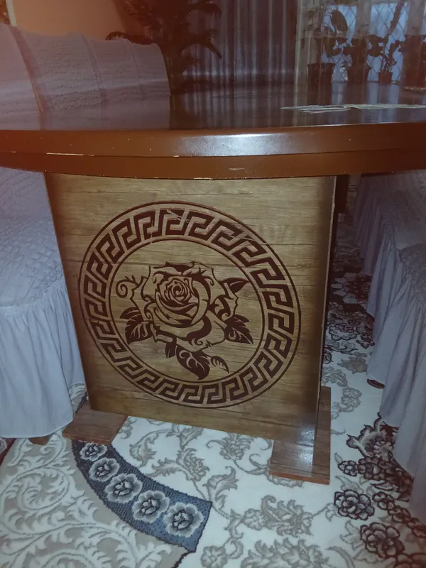Стол из орехового дерева 2