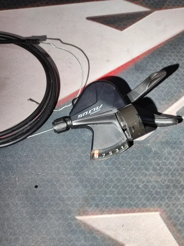 Shimano Altus original 9 tezlikli manetka shifter 3 Shimano Altus original 9 tezlikli manetka shifter 3
