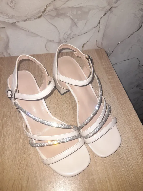 Ayollar oq poshnali sandal – 36 o'lcham, juda chiroyli Ayollar oq poshnali sandal – 36 o'lcham, juda chiroyli
