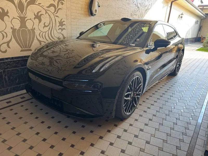 Zeekr 001 yu z-Sport 2024 yil