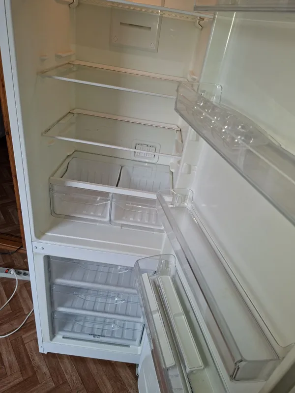 Срочно продаю холодильник Indesit 3 года гарантия есть — фото 4