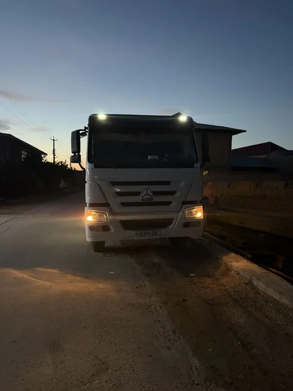 sinotruk Howo самосвал заводской газ сотилади — фото 4