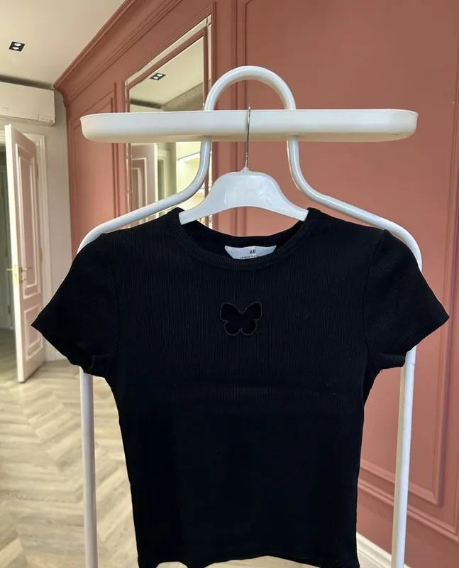 Черная футболка в рубчик H&M с бабочкой 1