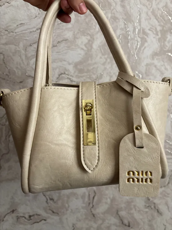 Новая сумка Miu Miu, беж, экокожа Новая сумка Miu Miu, беж, экокожа