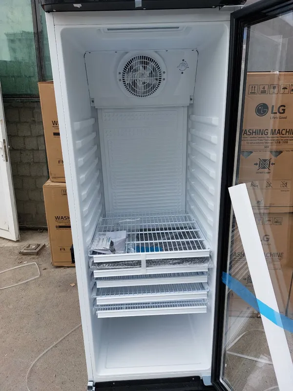 Витриный холодильник Hisense — фото 3