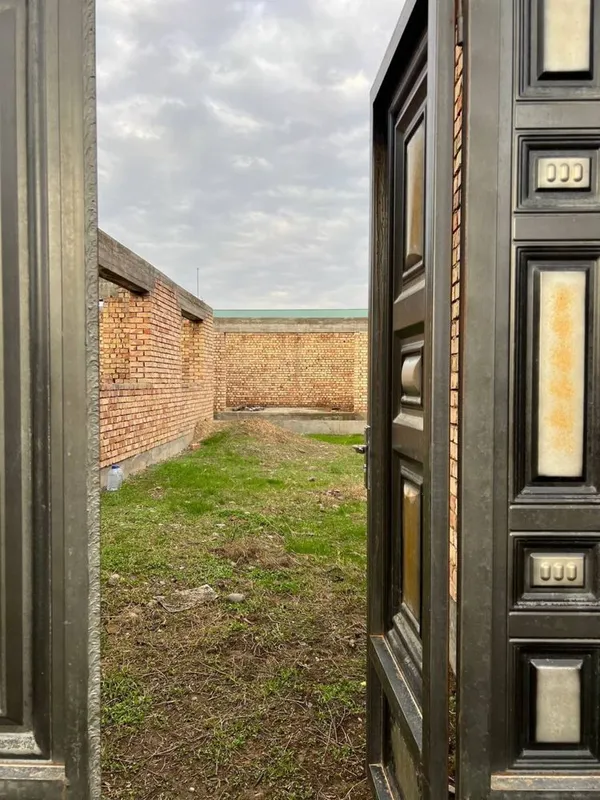Срочно продаётся участок 8 соток с коробкой дома (11 комнат)в ЯНГИЮЛЕ. — фото 1