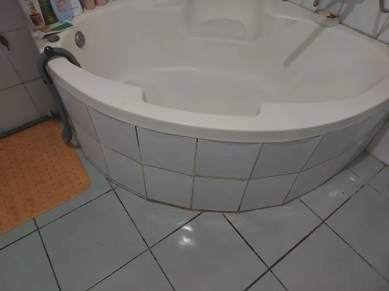 Продам угловой ванну Продам угловой ванну