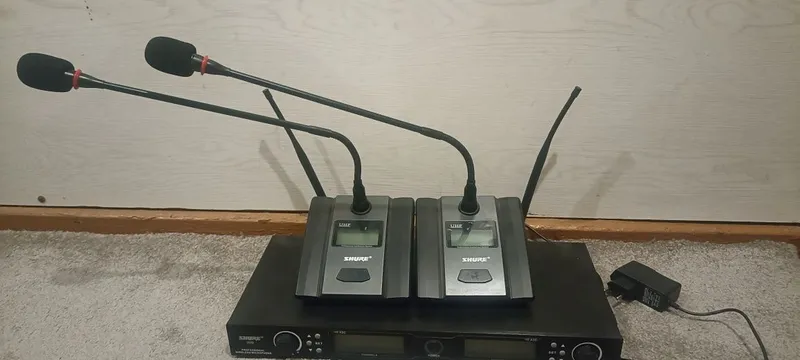 UHF 8-каналный и SHURE 999 2-каналные конференц микрофоны 1 UHF 8-каналный и SHURE 999 2-каналные конференц микрофоны 1