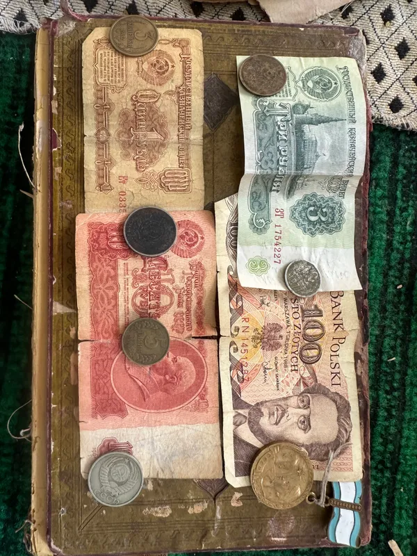 Qadimiy kitob va tangalar