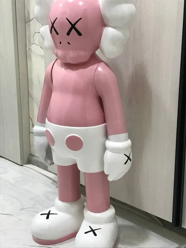 У статуэтки KAWS немного повреждена рука 4