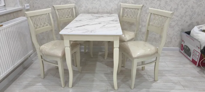 стол и стулья