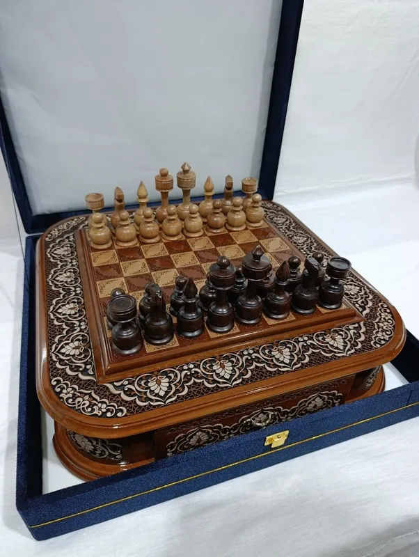 Шахматы Shaxmat 40×40 sm yongʻoq daraxtidan yasalgan 1 Шахматы Shaxmat 40×40 sm yongʻoq daraxtidan yasalgan 1