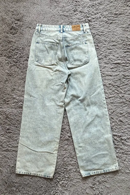 Jinsilar, och rangli oqartirilgan denim. 2