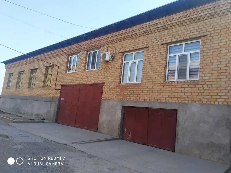 Продается 2 этажный кирпичный разделенный дом,есть все условия и двор
