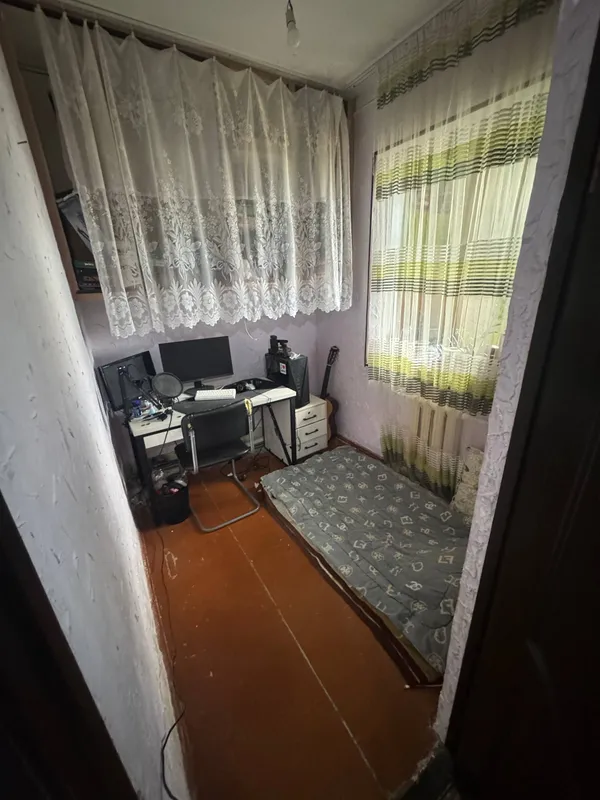 1/4/4 Aviatorlar-2, Kadysheva bozori yonida, 1,5*6 balkonli sotiladi 2