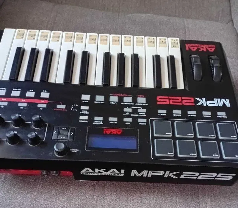 Миди клавиатура Akai Pro MPK225 USB — фото 4