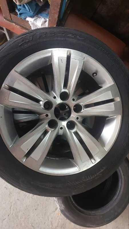 BMW uchun quyma disklar komplekti sotiladi. 1