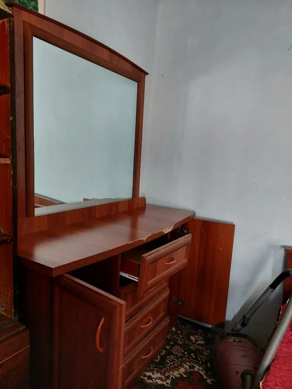 Toshoyna katta koʻzgu stulchasi bilan birga